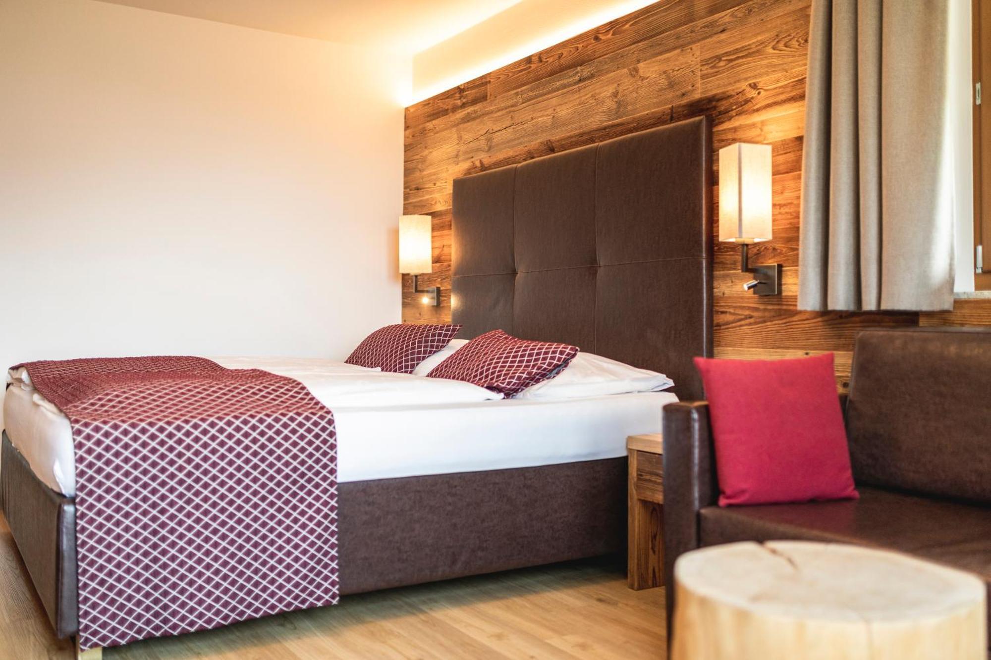 Hotel Der Heinrichshof Lagundo Bagian luar foto